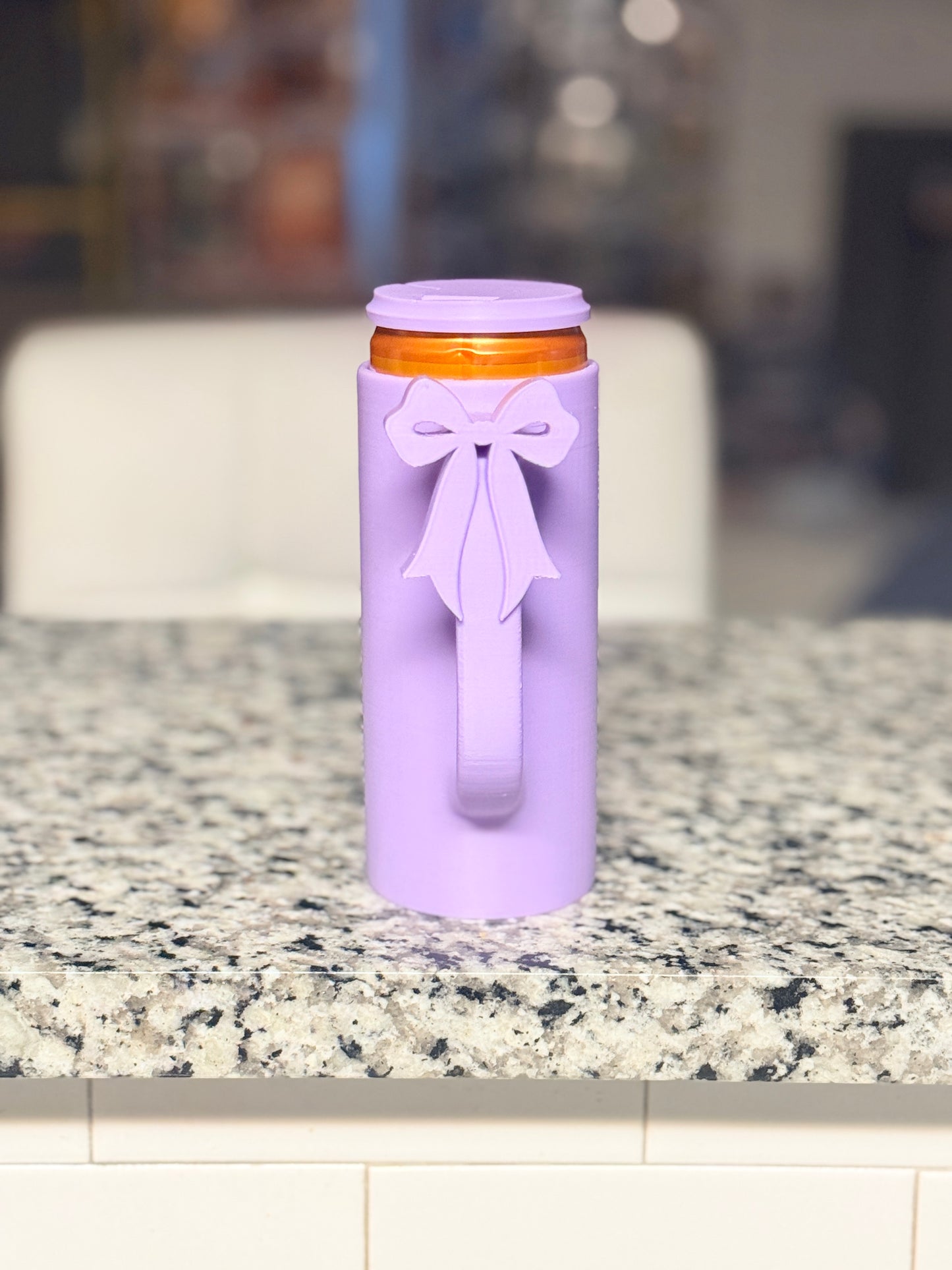 Slim can holder with bow and lid protector