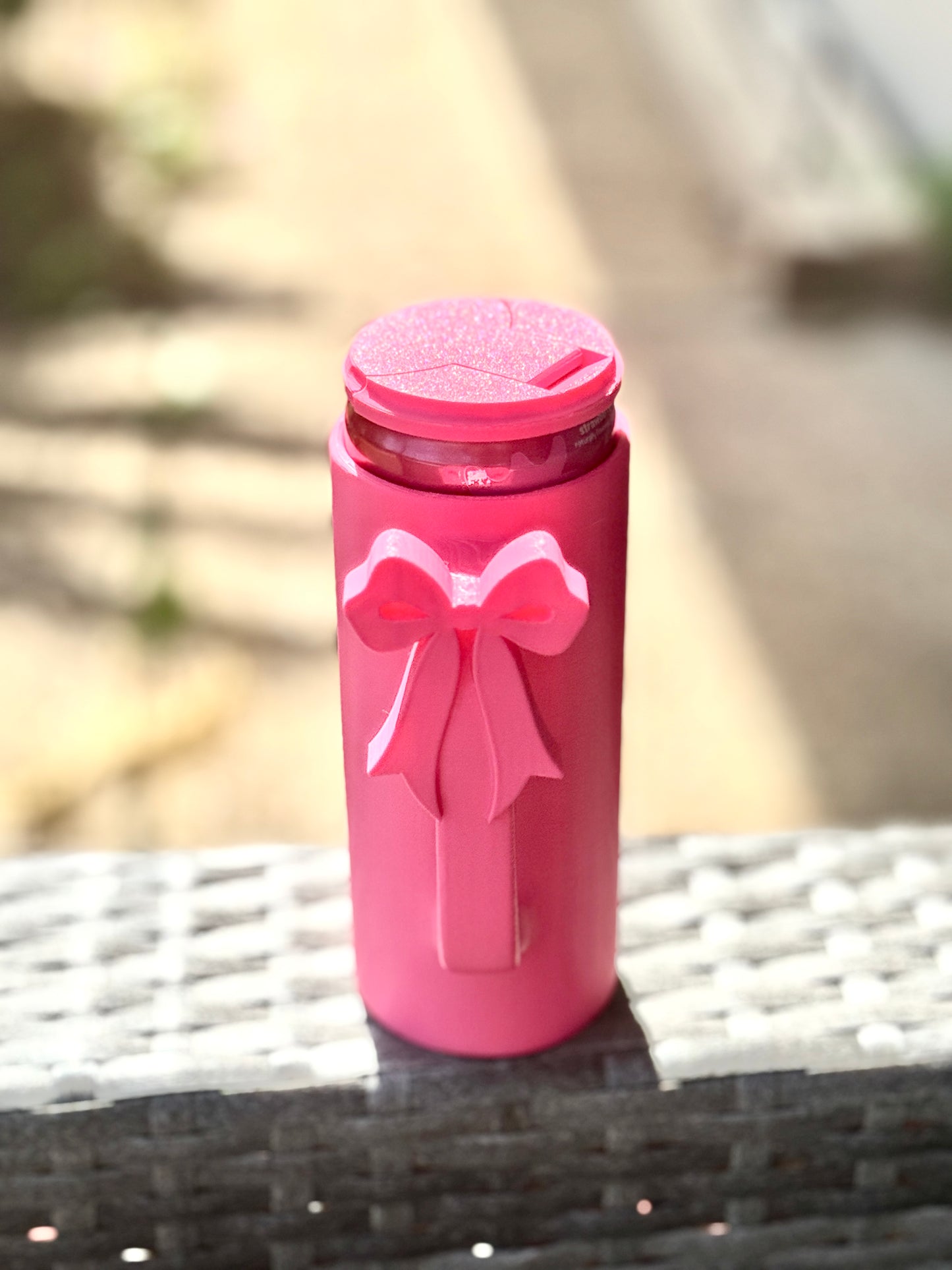 Slim can holder with bow and lid protector